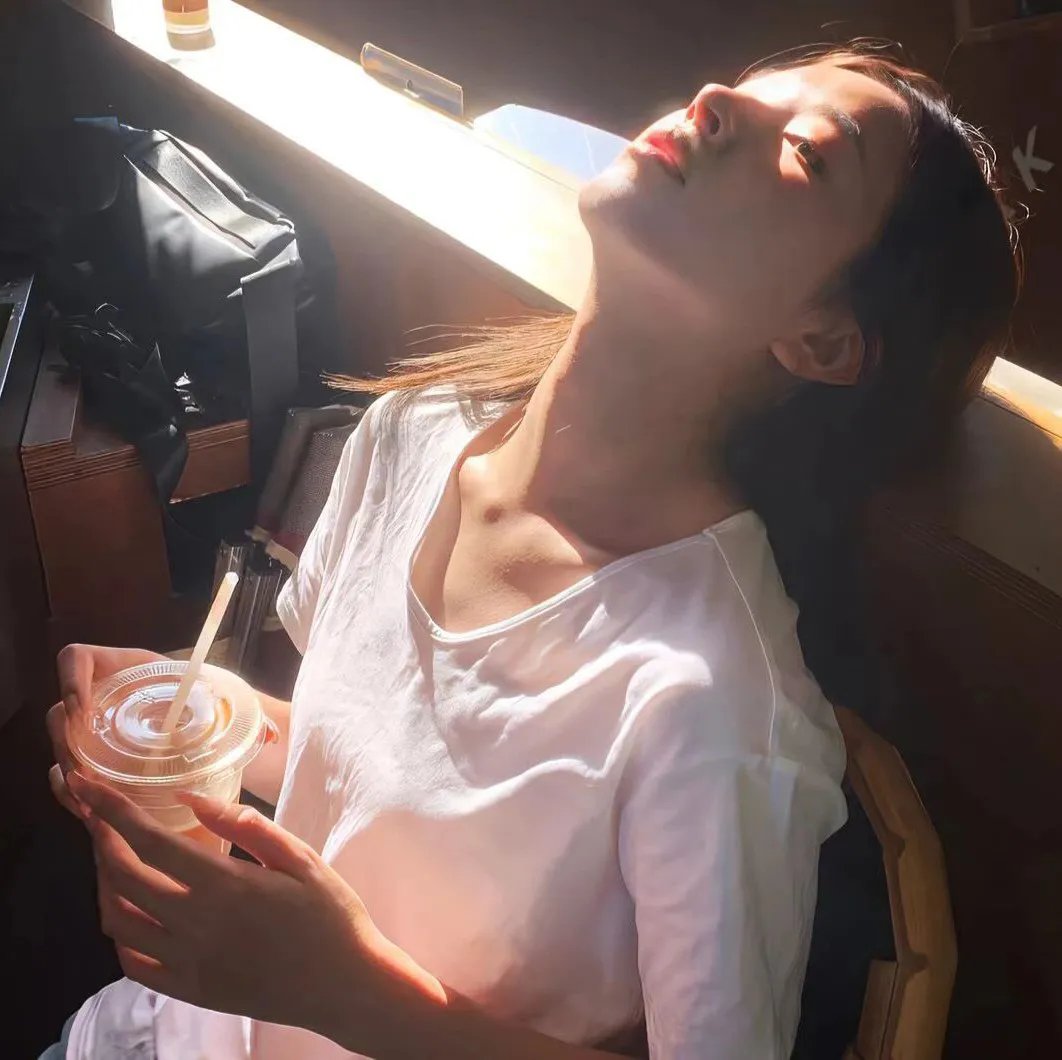 踉跄的女孩